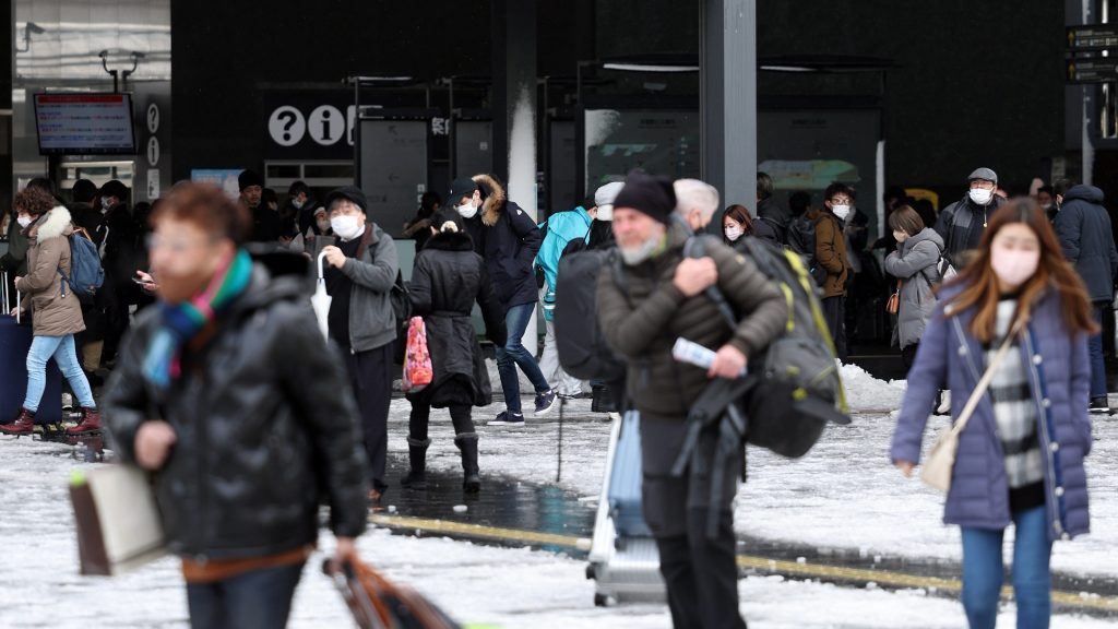 日本下暴雪  乘客受困JR电车9小时　至少13人不适送医