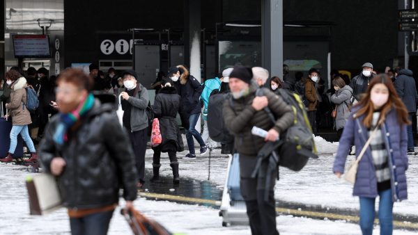 日本下暴雪  乘客受困JR电车9小时　至少13人不适送医