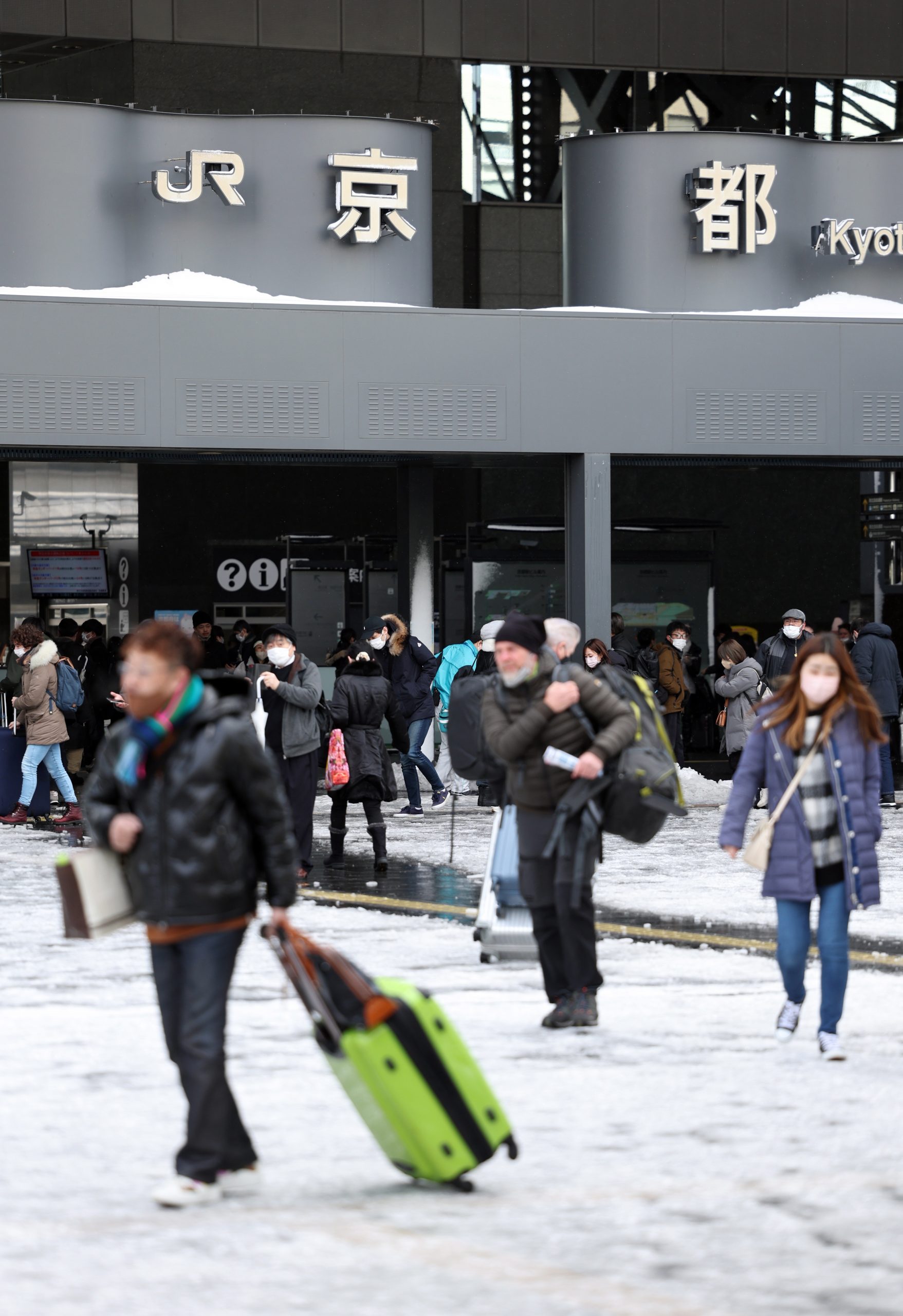 日本下暴雪！乘客绝望受困JR电车9小时　至少13人不适送医
