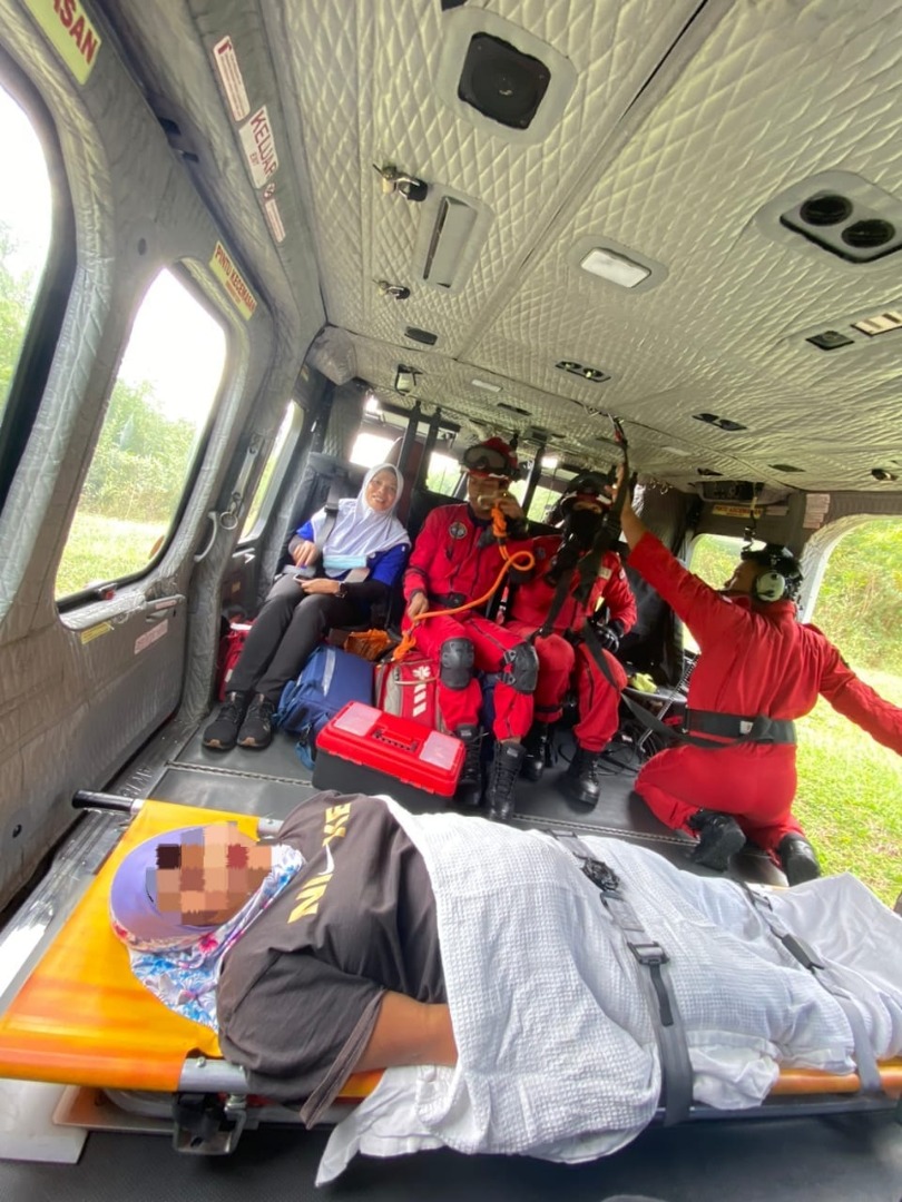 金马仑高原医务人员与和消拯队合作把原住民村产妇送进医院分娩