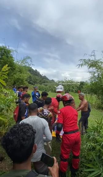 金马仑高原医务人员与和消拯队合作把原住民村产妇送进医院分娩