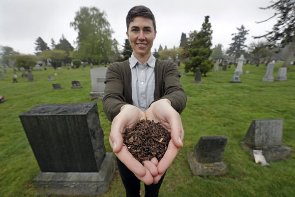 最环保葬礼！纽约批准“人体堆肥”葬法　遗体化作泥土再利用