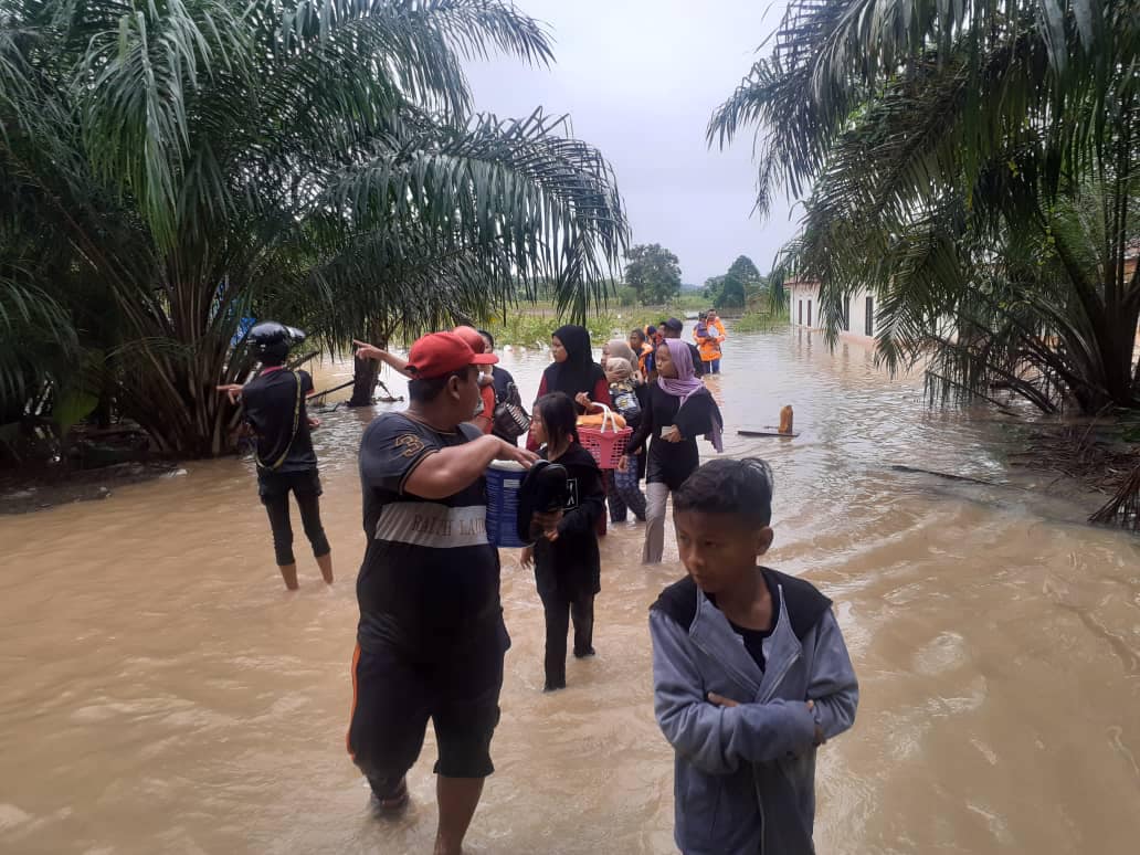 柔：新闻：24小时连绵大雨  居銮县已开4临时救灾中心