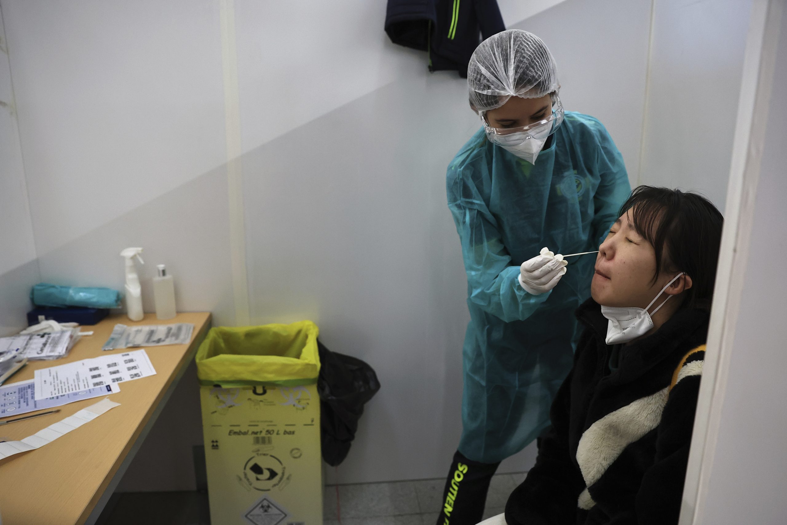 法国开始随机抽验中国抵步旅客 追踪变种病毒
