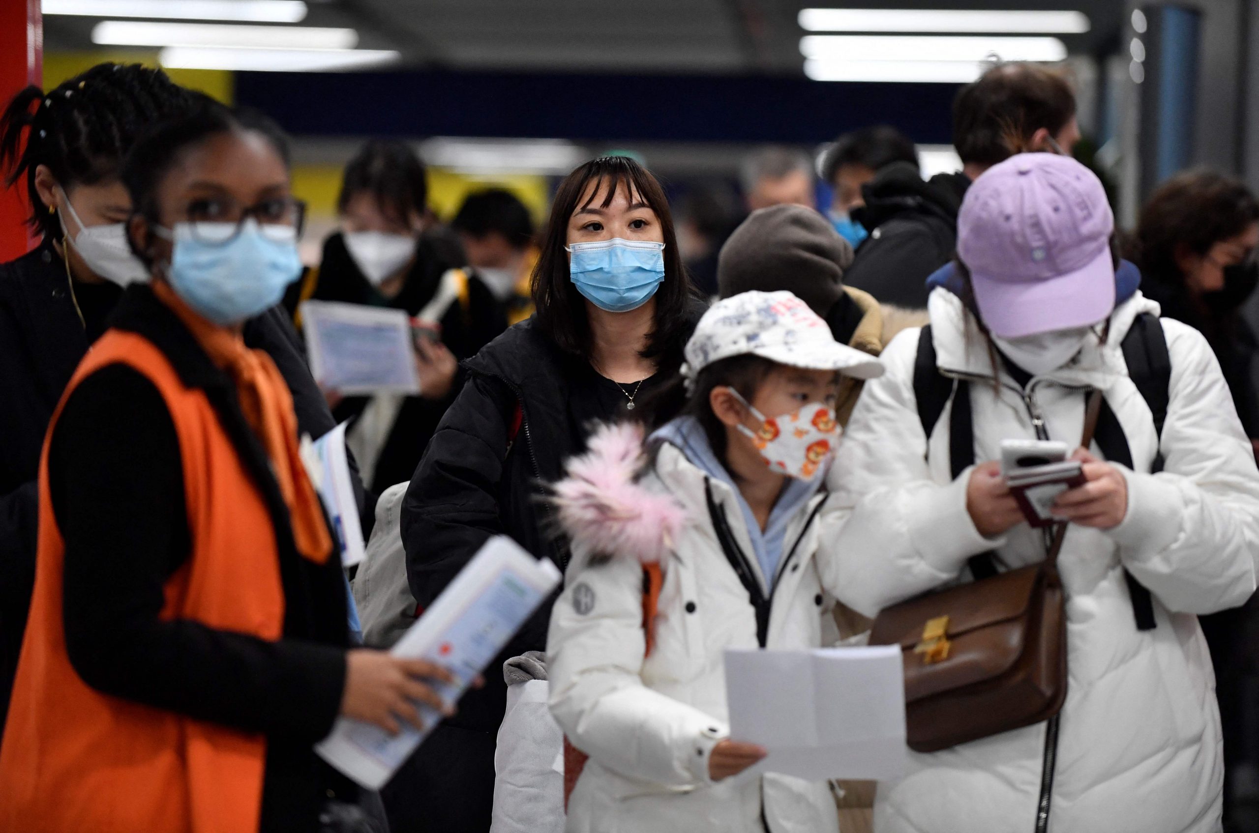 法国开始随机抽验中国抵步旅客 追踪变种病毒