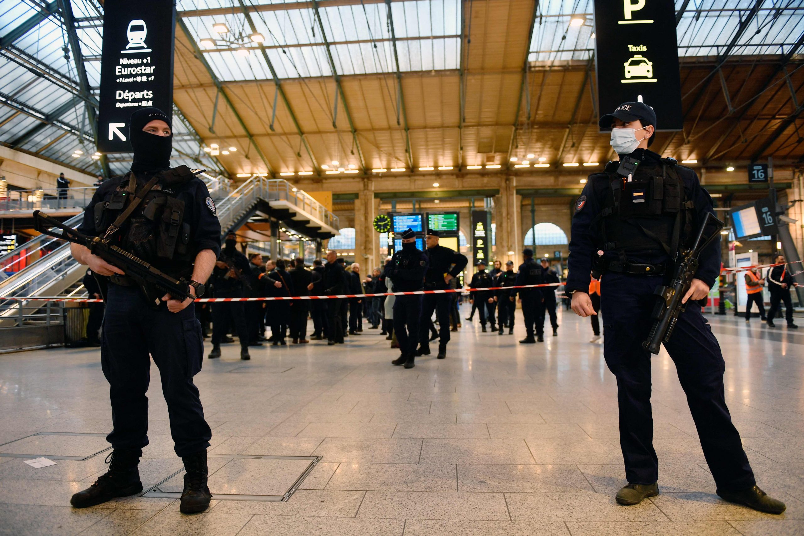 法国惊爆攻击事件！持刀男子巴黎火车站刺伤人