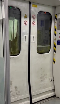 电动火车车窗严重破裂 乘客惊讶：“8年了还没修”