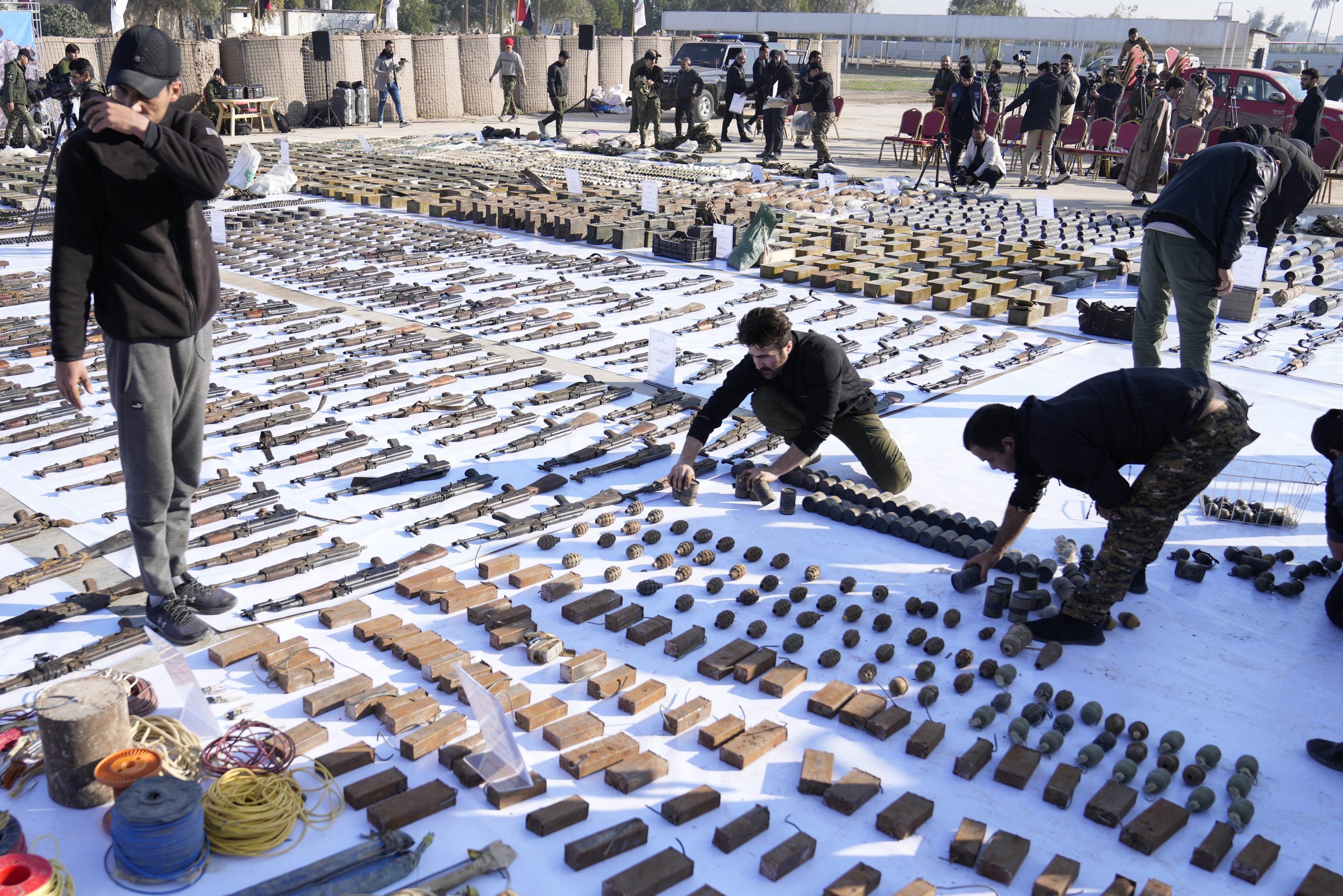 看世界)伊拉克民兵组织与IS交战起大批武器