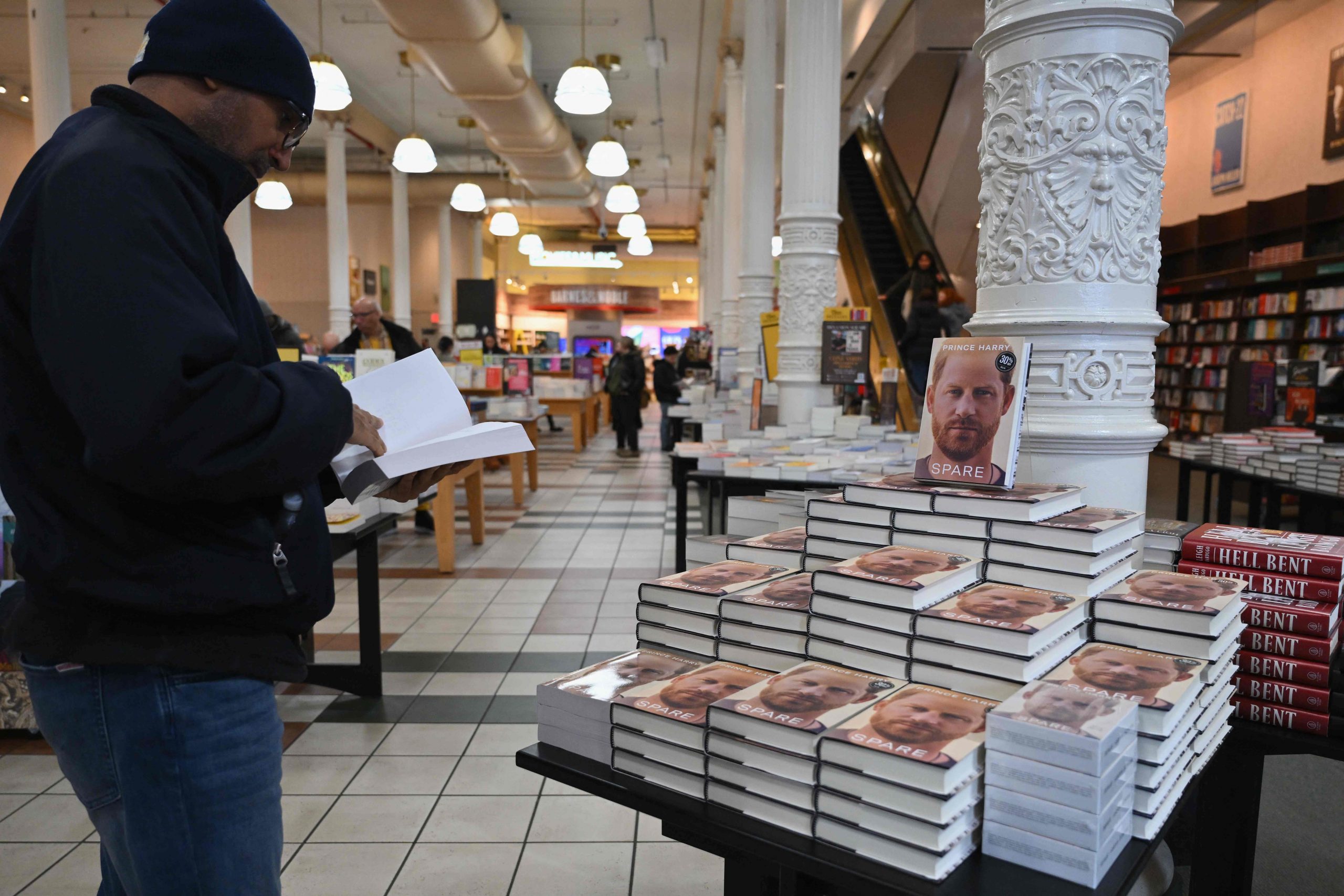 看世界)哈里王子新書上市首日半價出售　出版商：銷量僅次《哈利波特》