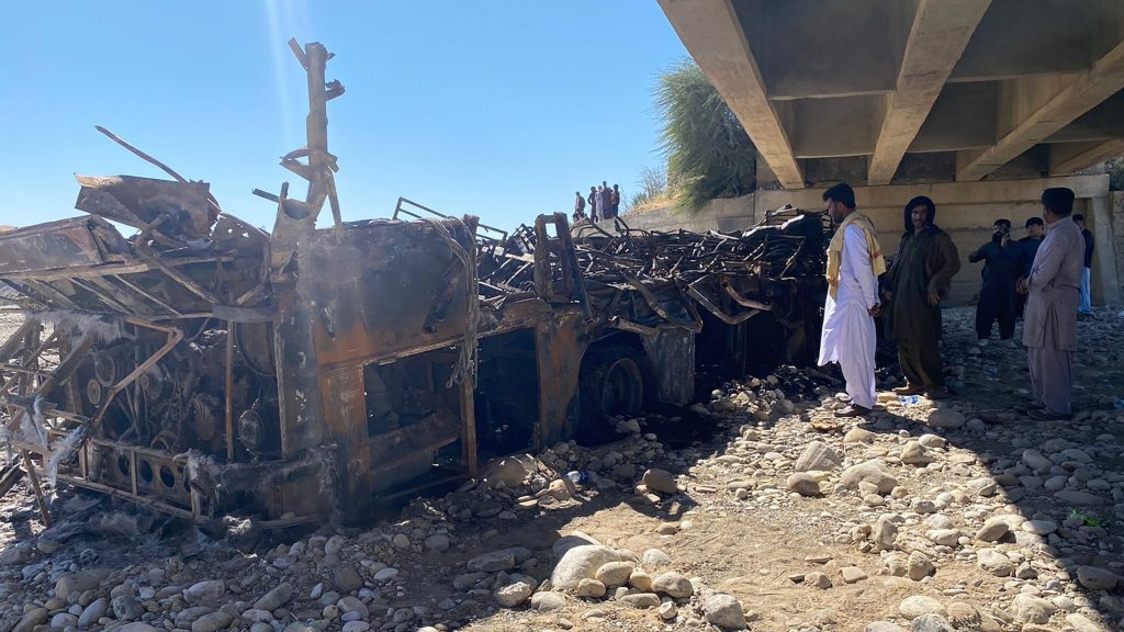 巴基斯坦巴士坠入深沟后起火致  至少40人丧生