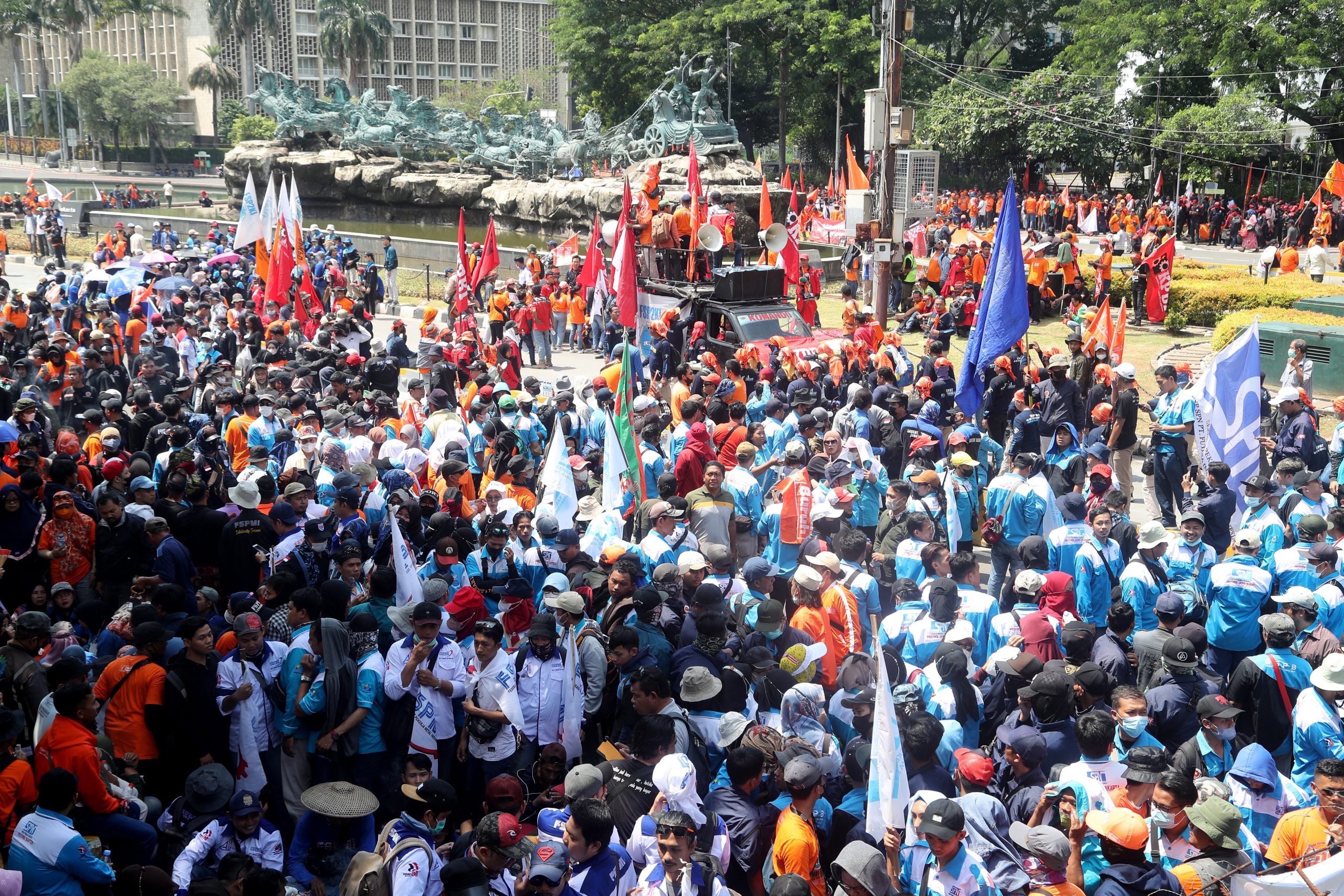 看世界／数千名印尼工人聚集首都 抗议总统紧急条例