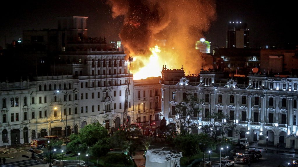 秘鲁再传骚乱 首都历史建筑烧毁