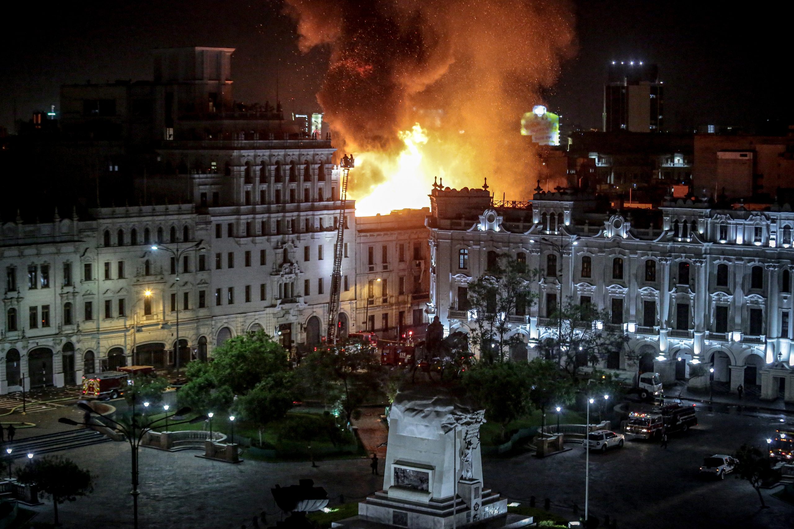 秘鲁再传骚乱 首都历史建筑烧毁