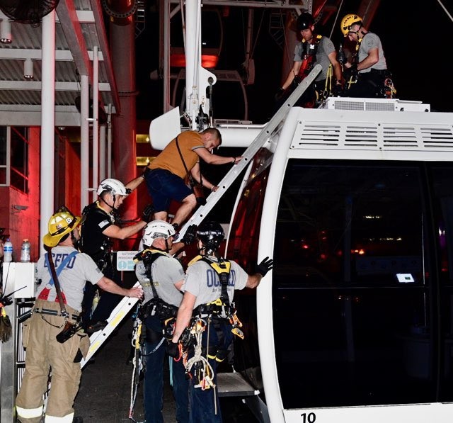 美国佛州奥兰多游乐园摩天轮起火停电 逾60人被困
