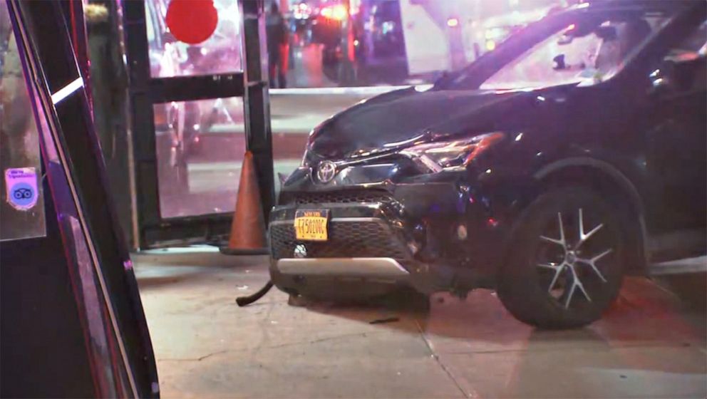 美国纽约曼哈顿车撞餐馆 致22人伤