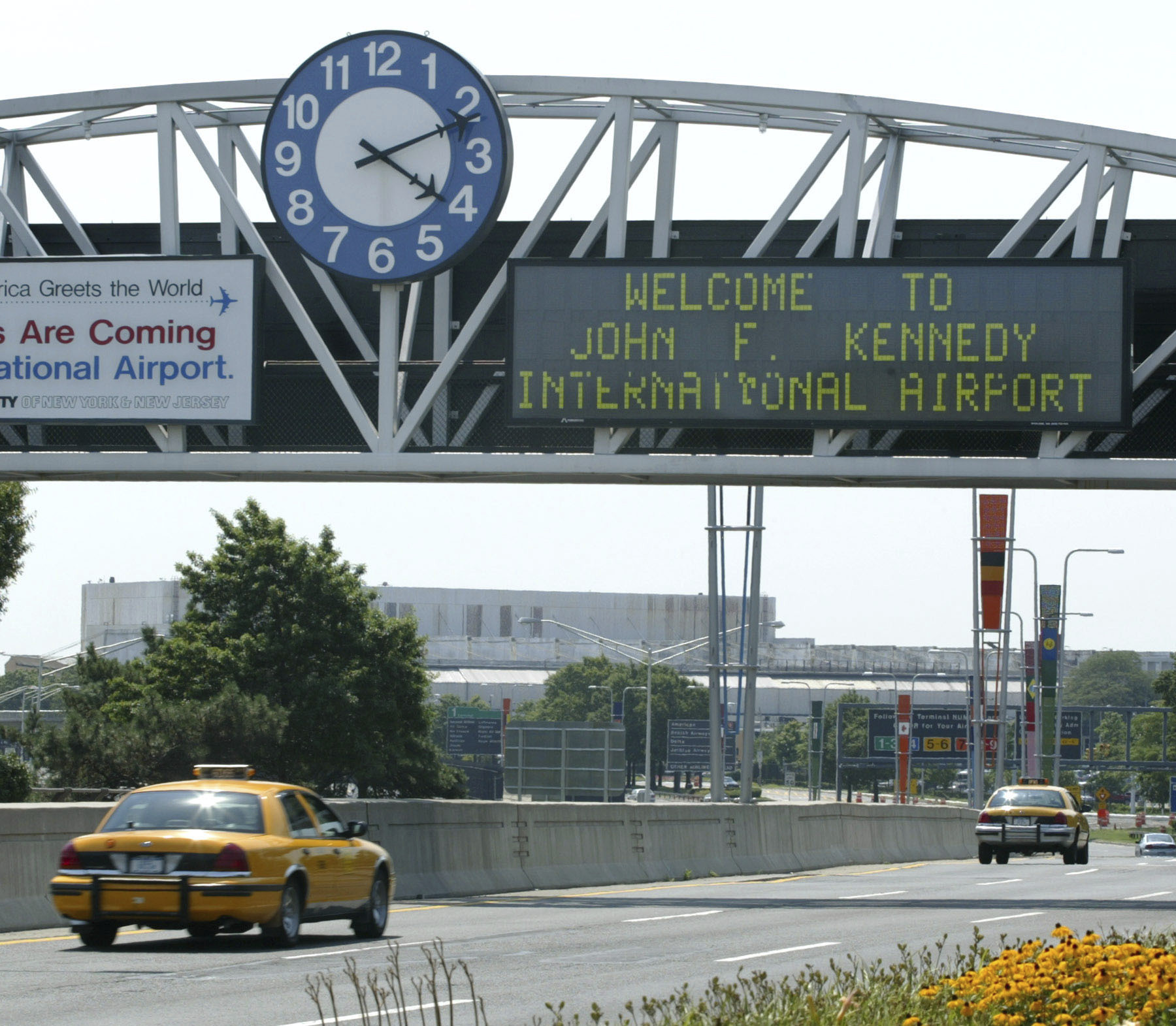 美国纽约JFK机场两架客机险些相撞 FAA展开调查