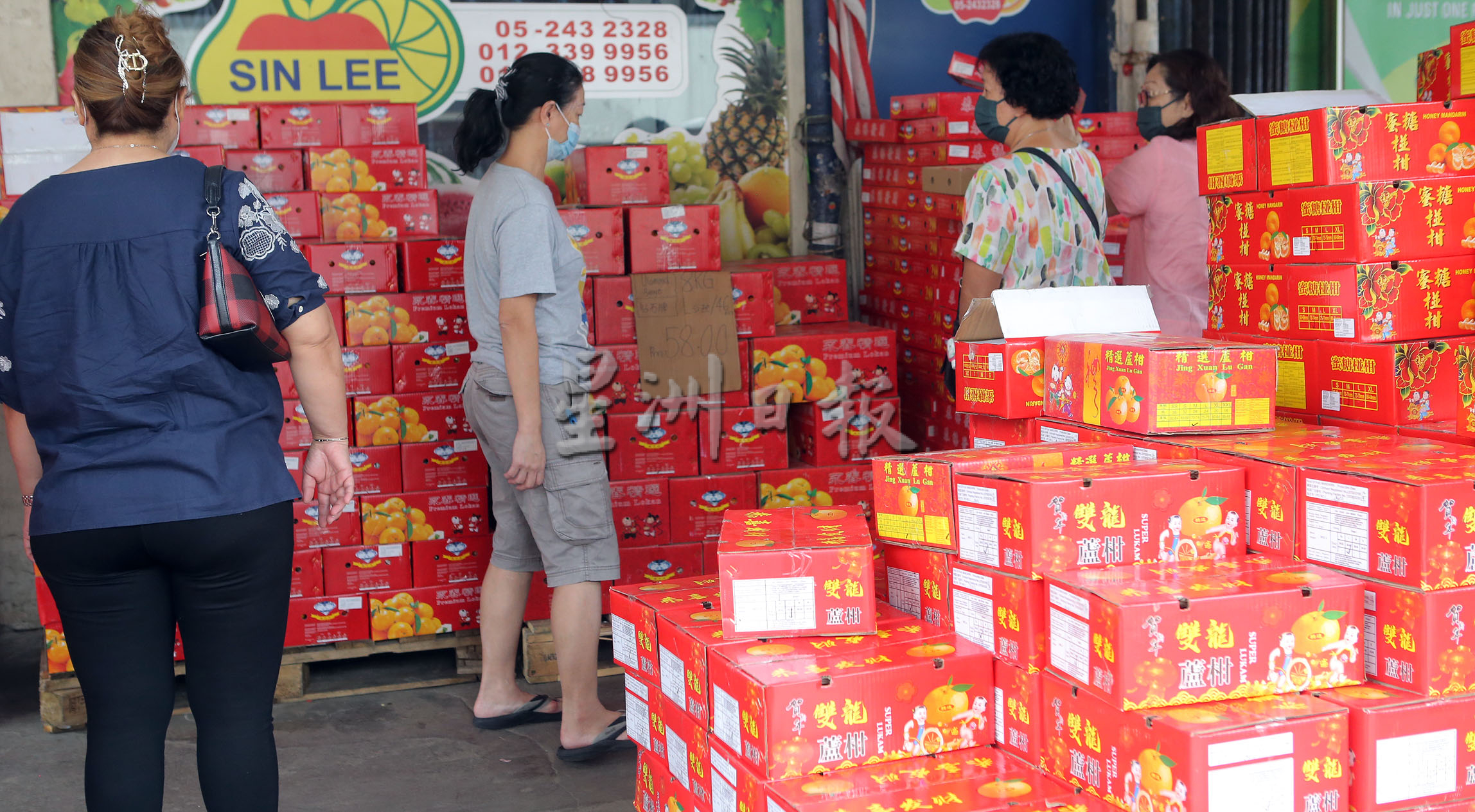 腊味海味新年装饰现人潮 “办年货必逛路线版图”热闹有年味