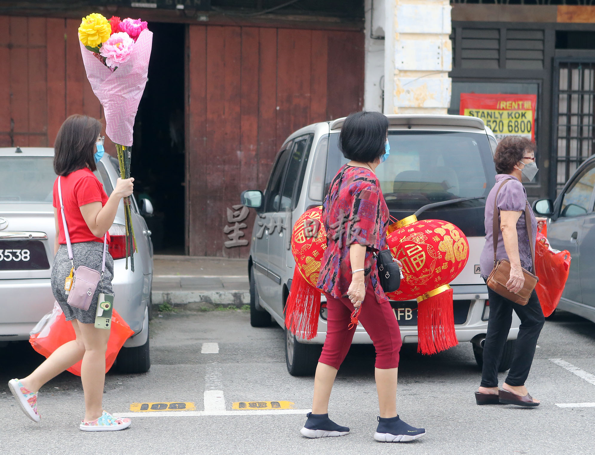 腊味海味新年装饰现人潮 “办年货必逛路线版图”热闹有年味