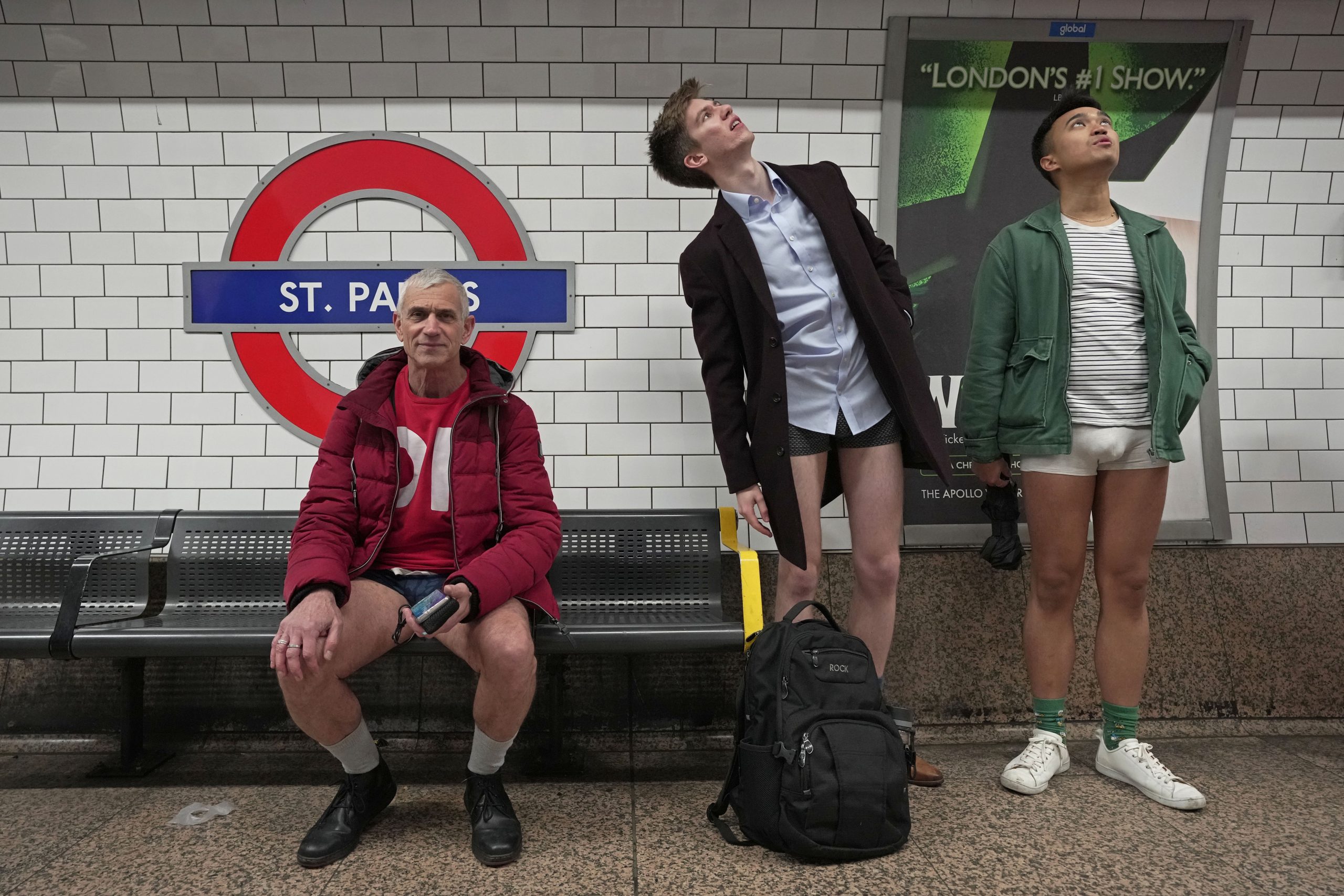 英国“地铁无裤”活动登场！下身只能穿内裤、袜子和鞋子