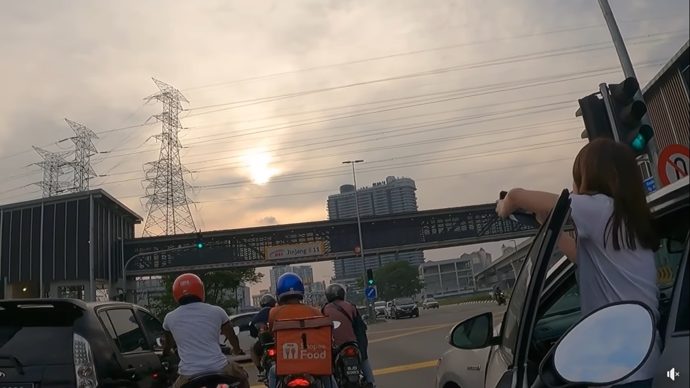 视频 | 红绿灯前突然下车拍日落·女子被骂危害道路使用者安全