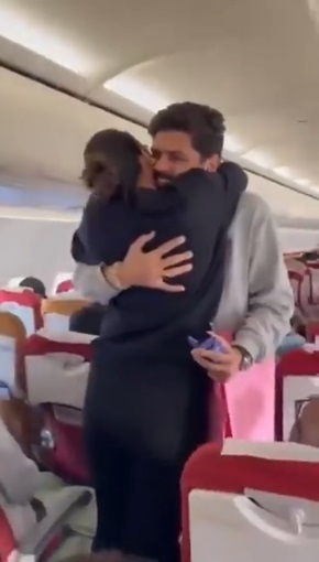 视频|空中求婚吓女友一跳 男子机上抱得美人归