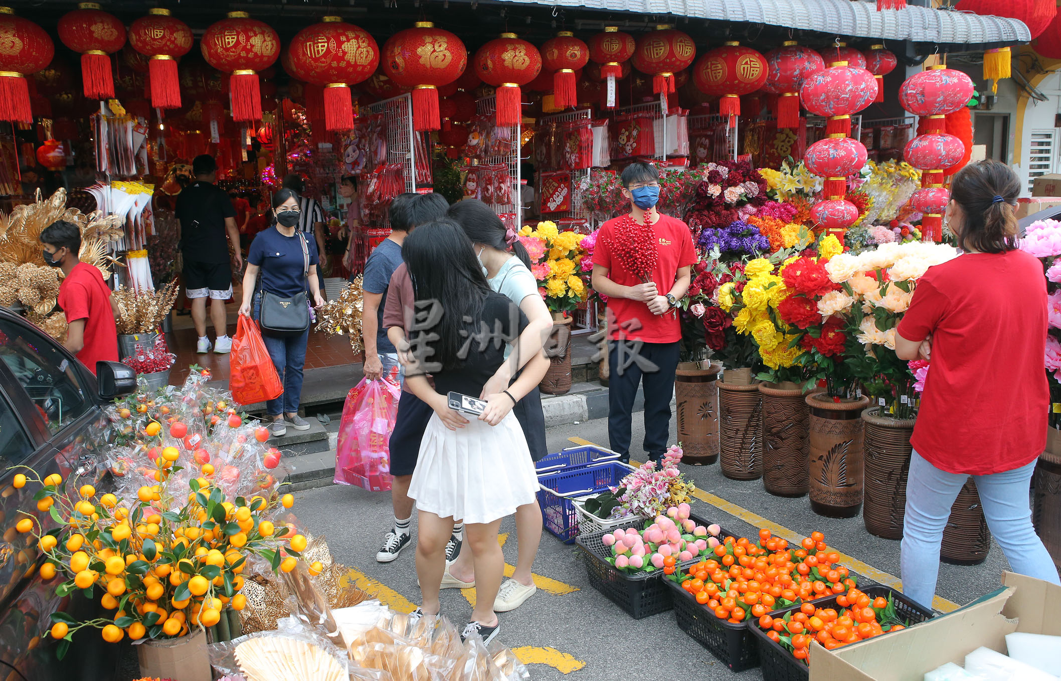 霹：封面主文／兔年新年装饰品应市  红彤彤喜气洋洋