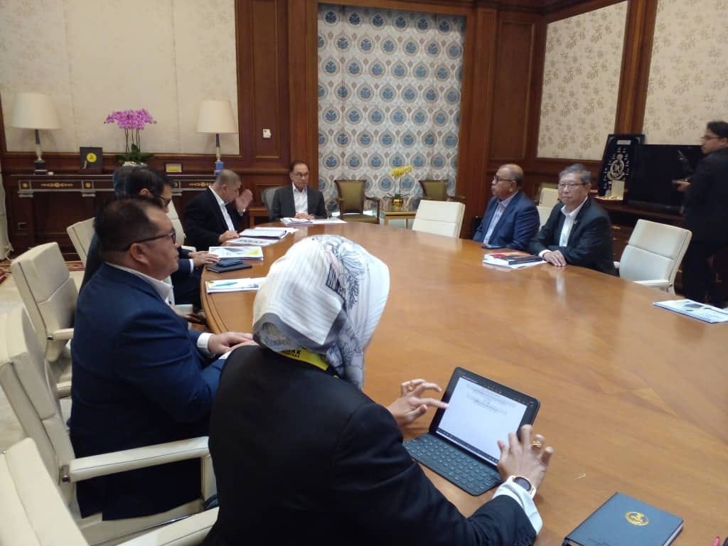 霹：霹雳州大臣和官员与首相开会