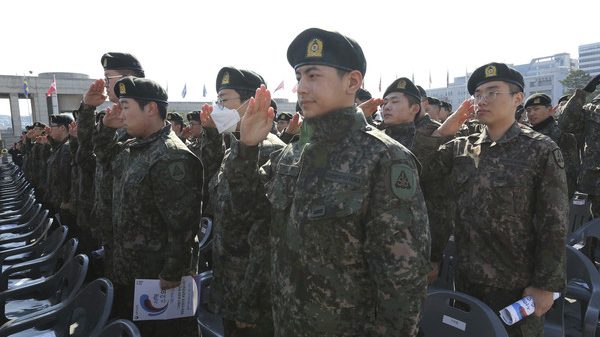 韩国军队再现霸凌！ 士兵“拿手电筒”照射学弟眼睛1.5小时