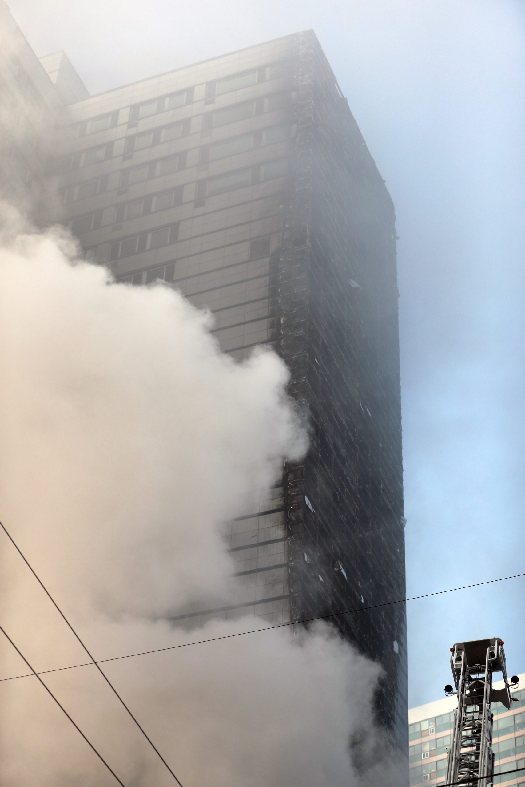 韩国釜山市高楼停车塔大火 30多人吸入浓烟