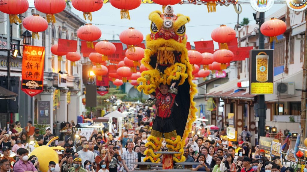 舞狮舞龙 文化展演 品尝美食……  鸡场街新春庙会 热闹