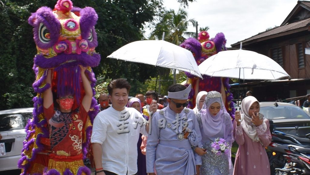独家 | 马来新人婚礼邀舞狮点鞭炮 邀华裔同学当伴郎