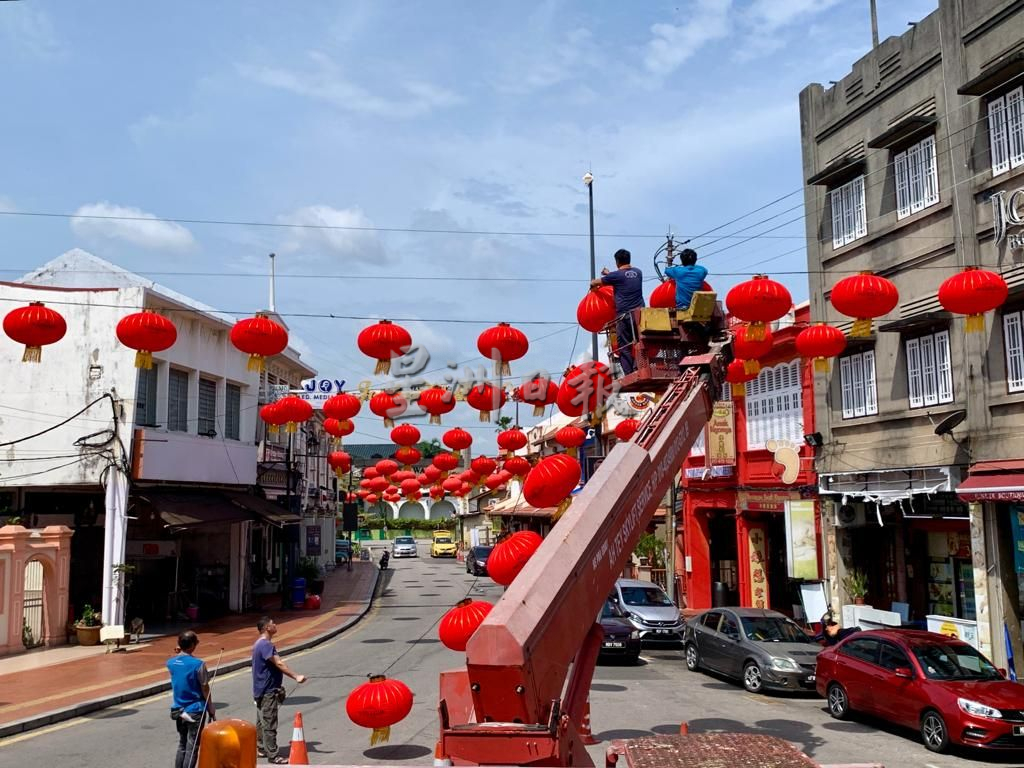 （古城封底主文）鸡场街挂灯笼红绫花灯贺岁旗 办庙会花市感受新年气氛