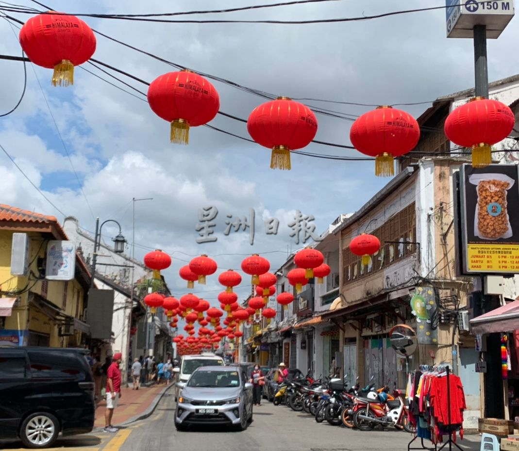 （古城封底主文）鸡场街挂灯笼红绫花灯贺岁旗 办庙会花市感受新年气氛