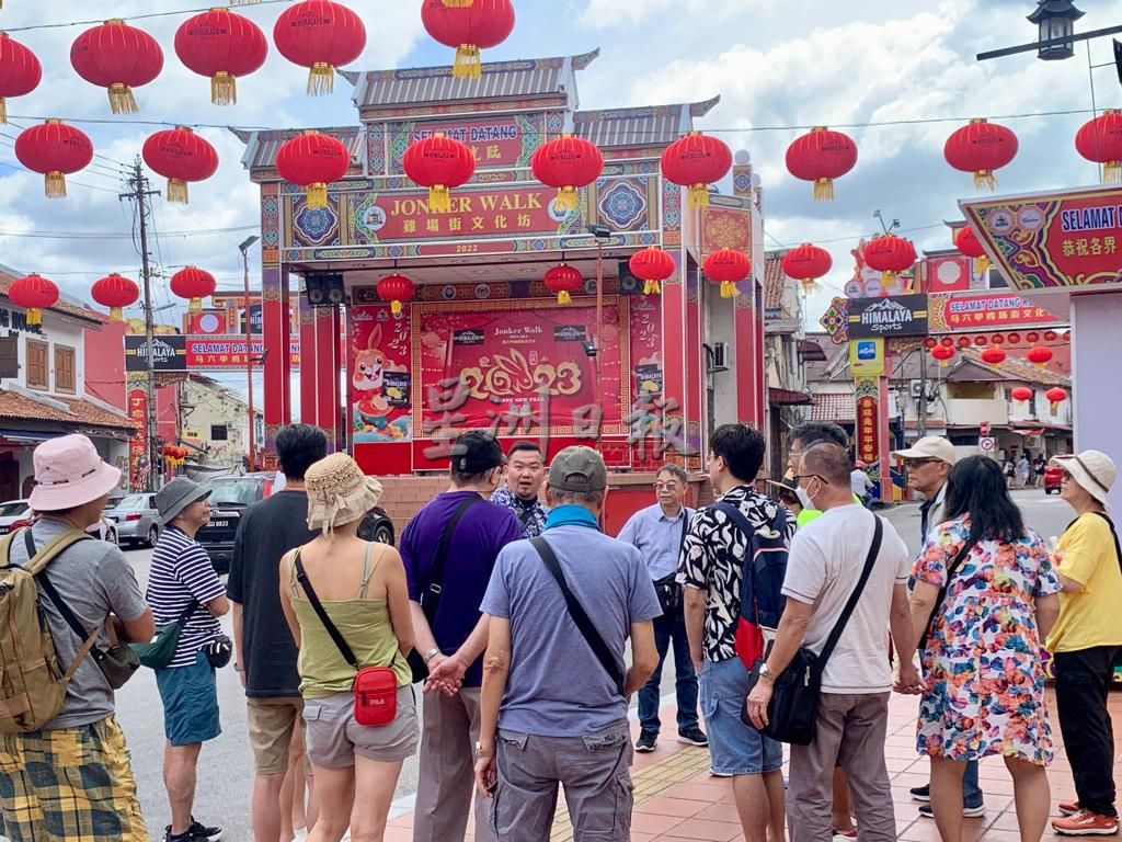 （古城封底主文）鸡场街挂灯笼红绫花灯贺岁旗 办庙会花市感受新年气氛