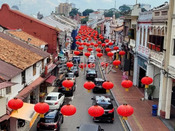 （古城封底主文）鸡场街挂灯笼红绫花灯贺岁旗 办庙会花市感受新年气氛