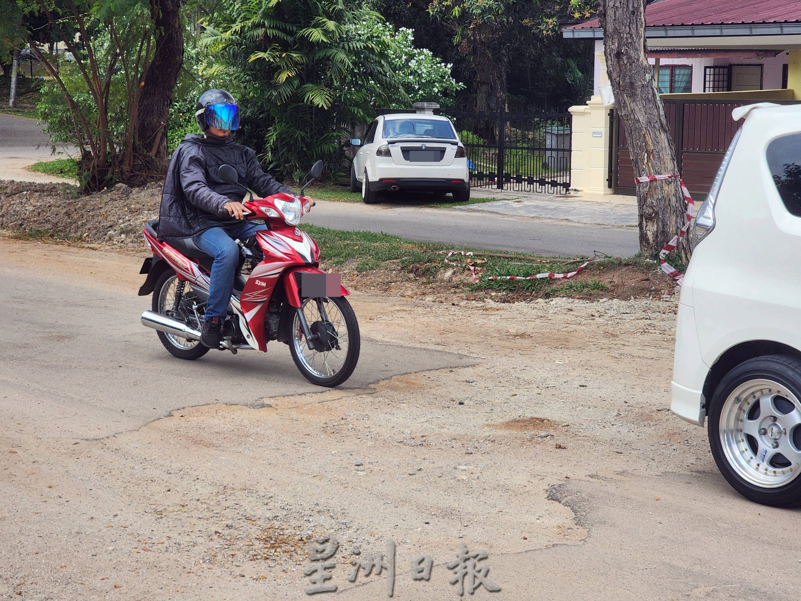 （古城第六版主文）爱极乐高原花园地下水管进行工程后留下大洞，威胁使用者安全