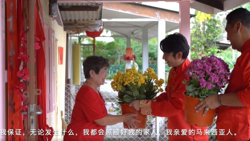 访华裔家庭送祝福   诺海米及阿当阿里拍贺岁视频