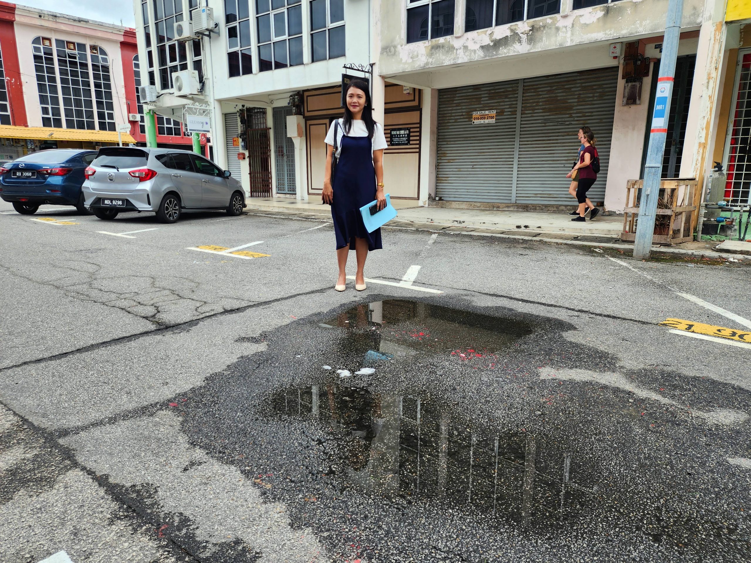 （古城第四版主文）马六甲拉也道路多区千疮百孔，州政府答复指重铺道路必须5年后