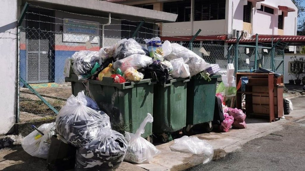 垄尾区组屋住宅垃圾桶爆满   近2日垃圾车未收垃圾