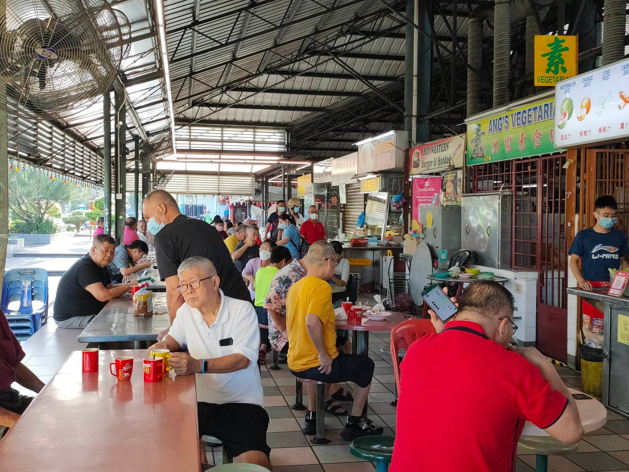 年初二营业食肆少  营业小贩中心现人潮