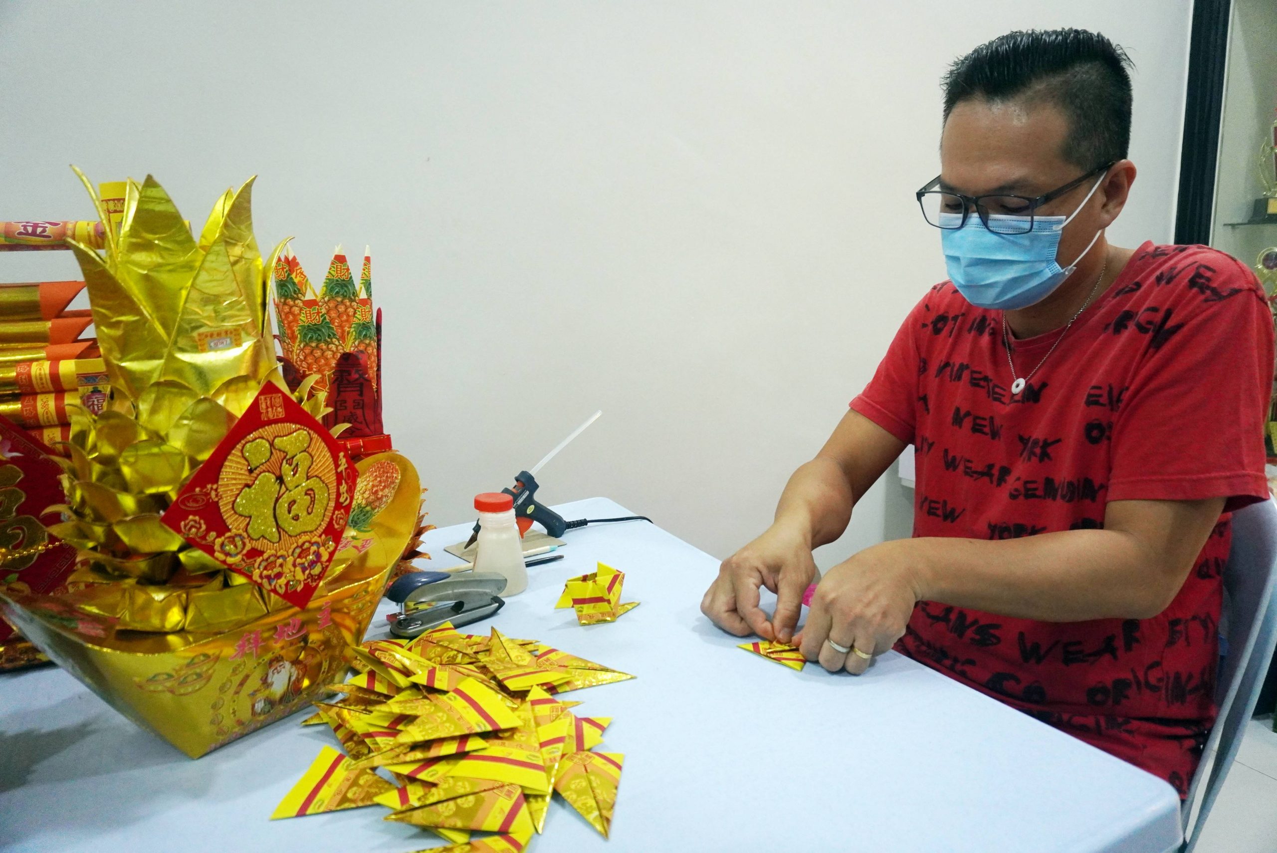 折金纸考耐性需巧手，刘顺安无意中激发兴趣，成折金纸达人