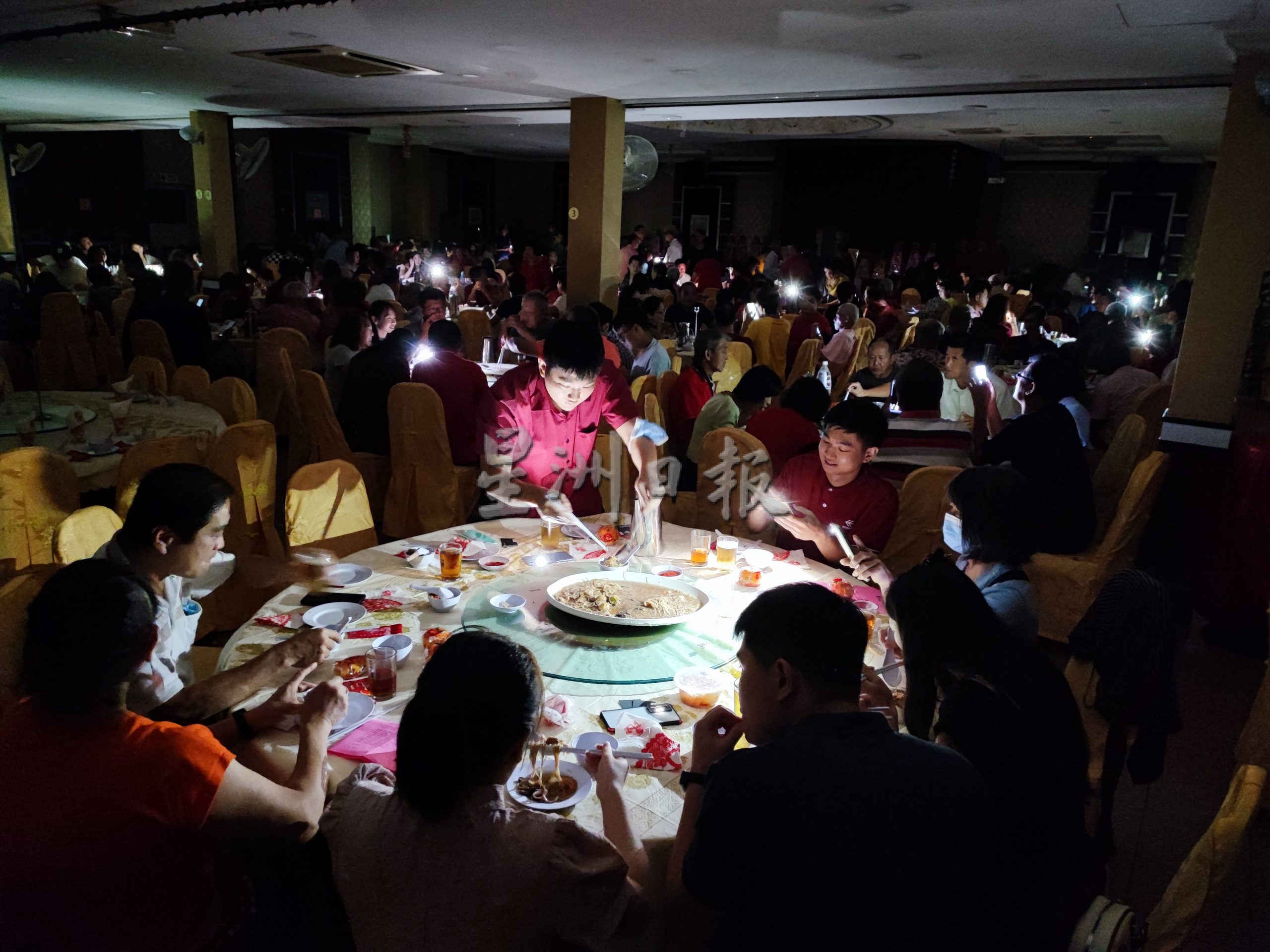 （已签发）柔：5姓氏社团永平联欢宴遇停电，来宾手机电筒照明用餐