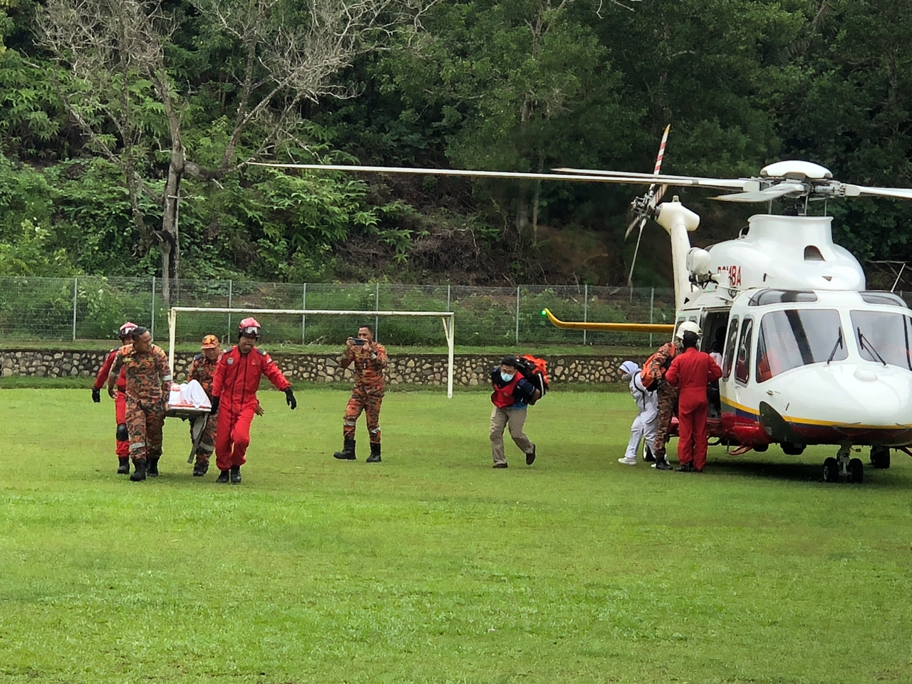 （已签发）柔：大水包围原住民村  消拯员直升机救援出血孕妇