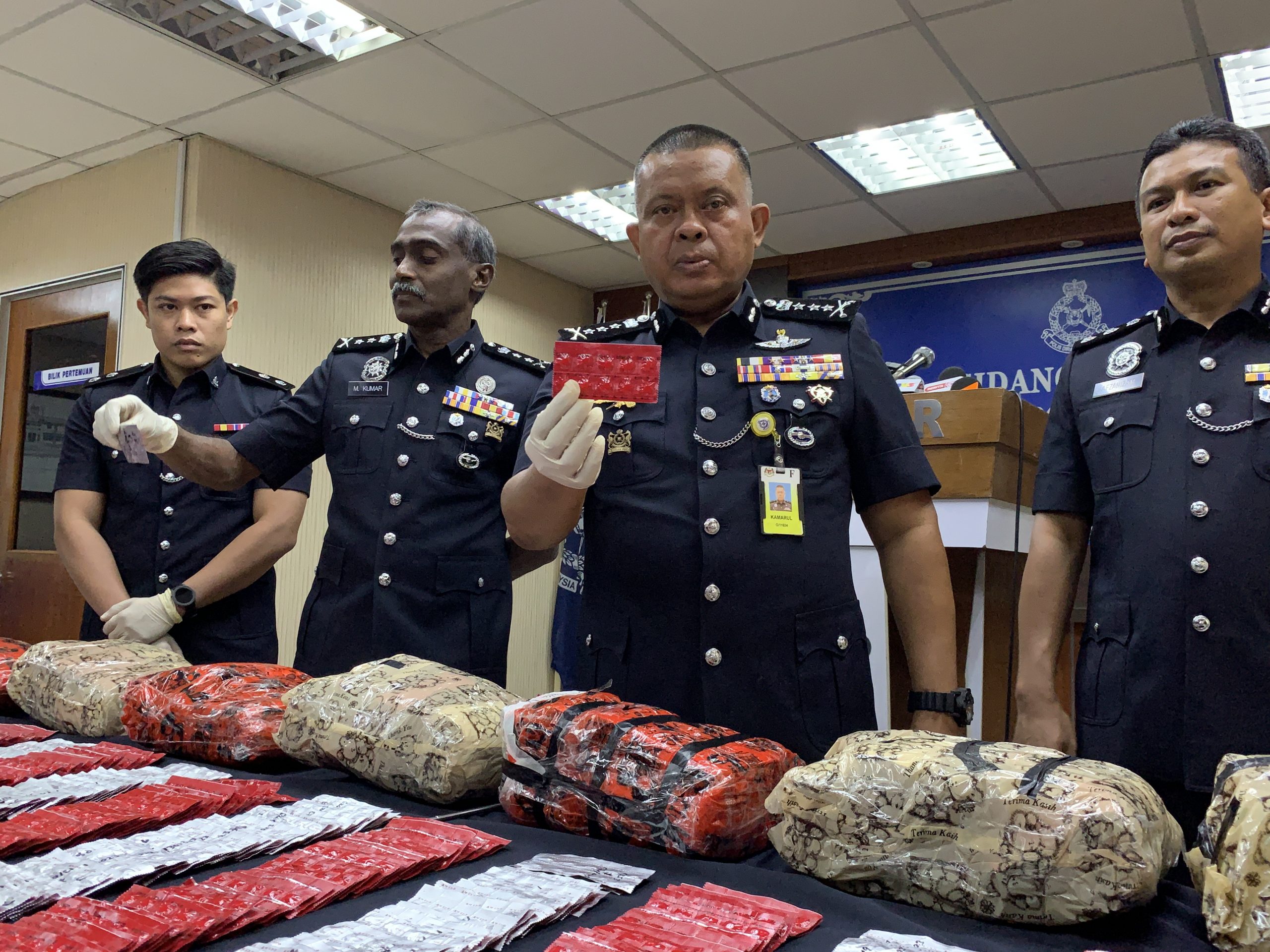 柔警方突击9地点，起获逾200万令吉毒品及财物捕14人