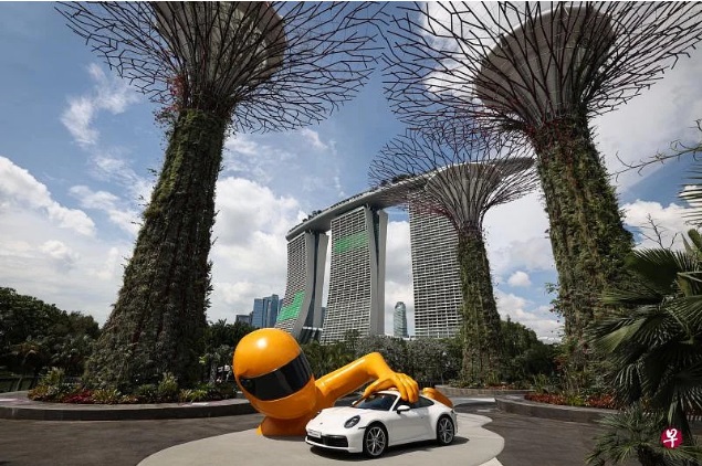 （已签发）柔：狮城二三事：“巨人玩跑车”巨型装置，新加坡艺术周登场