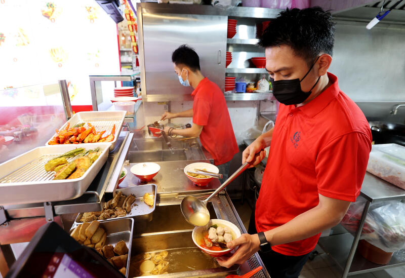 大马人在狮城开酿豆腐店 父亲在家乡远程指导