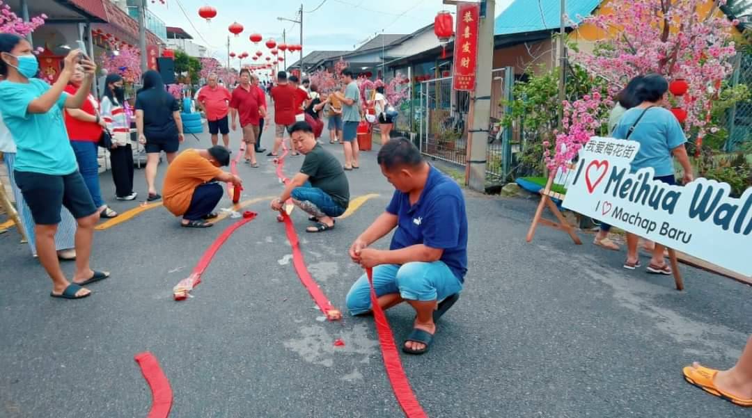 村民出钱出力打造梅花街，年初二活动吸引村民及外地游客万人空巷