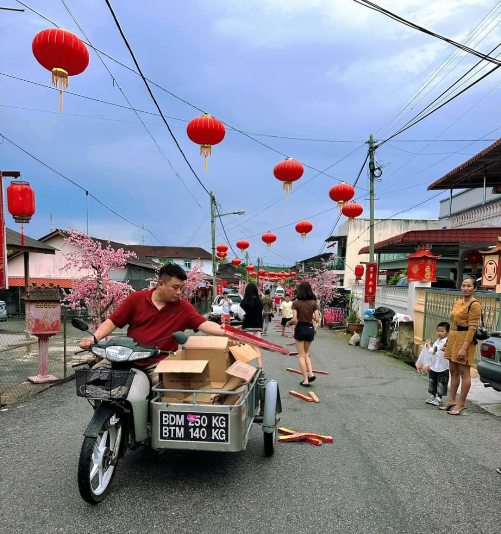 村民出钱出力打造梅花街，年初二活动吸引村民及外地游客万人空巷