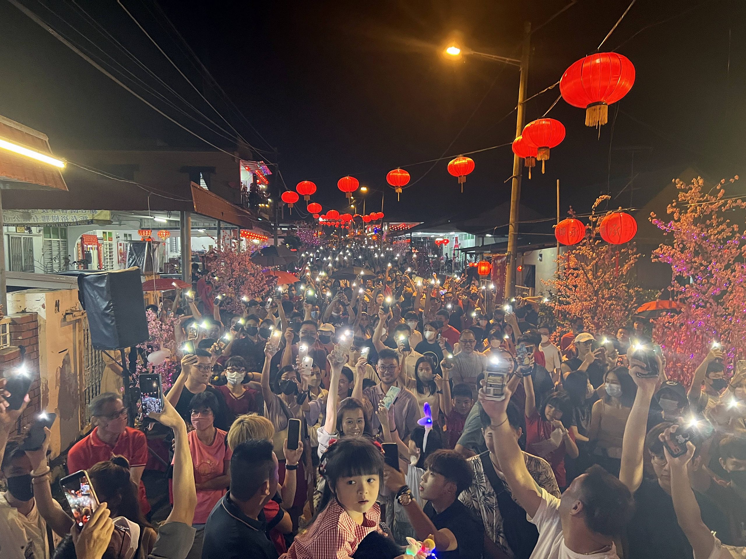 村民出钱出力打造梅花街，年初二活动吸引村民及外地游客万人空巷