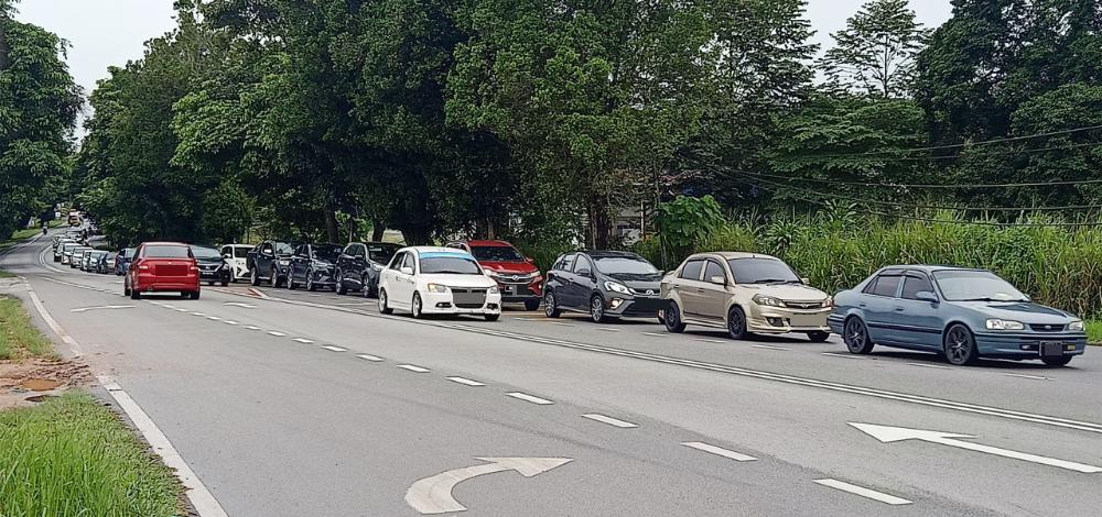 新年连假游子回乡欢庆佳节，瓜拉庇朥主要道路挤满车辆